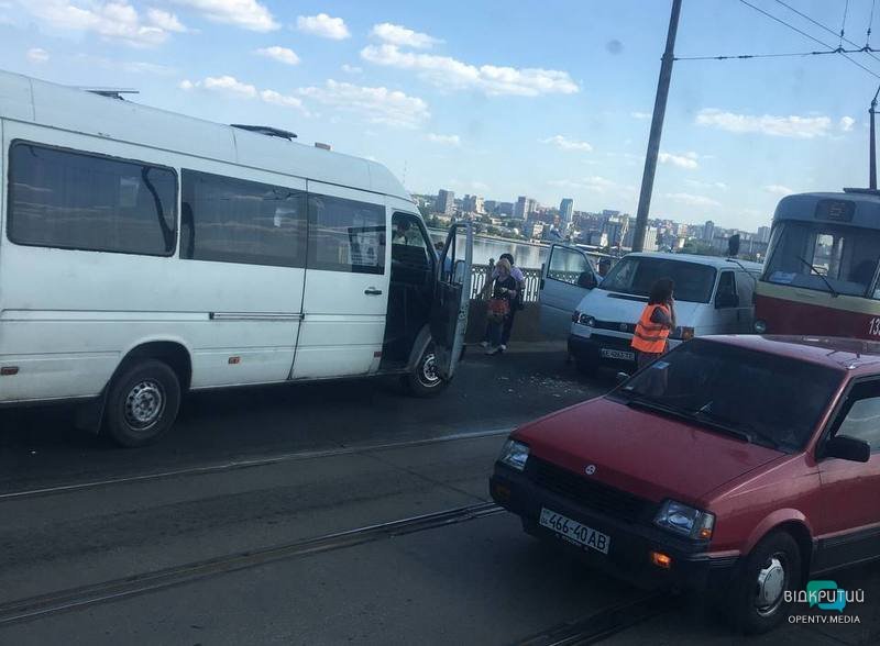У Дніпрі через аварію на Амурському мосту зупинено рух громадського транспорту