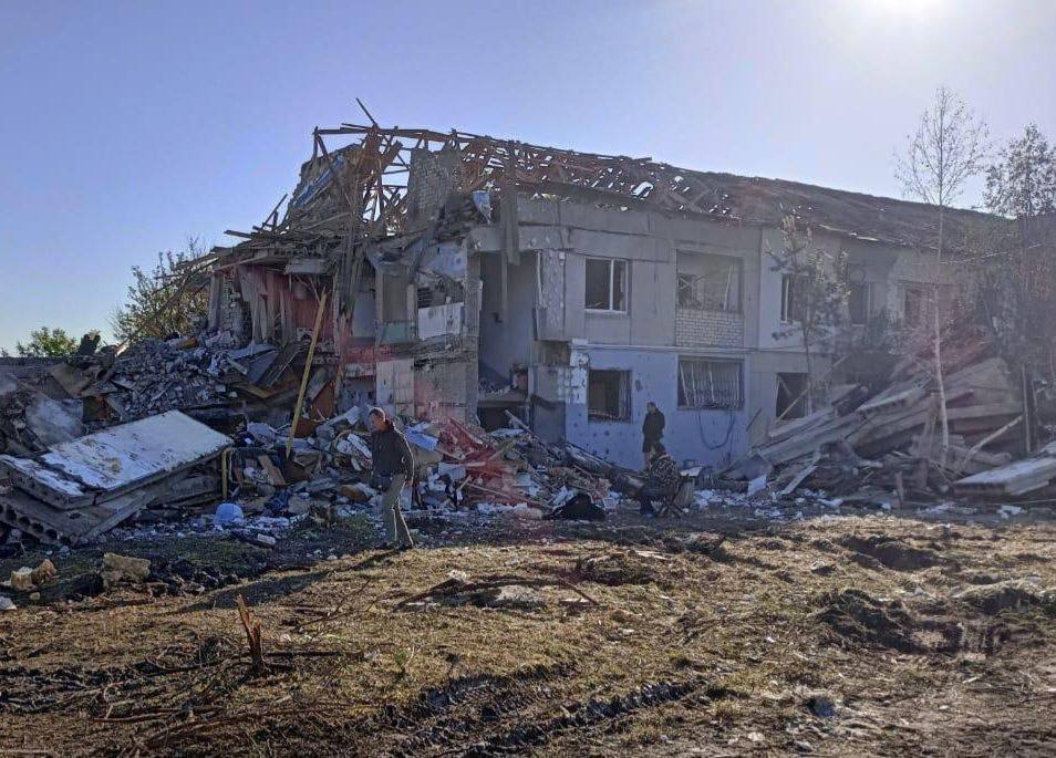 Ракетний удар по передмістю Дніпра: з-під завалів будинку дістали тіло 2-річної дівчинки - рис. 1