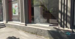 В центре Днепра неизвестные разбили стекло в магазине техники - рис. 7