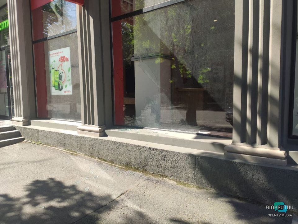 В центре Днепра неизвестные разбили стекло в магазине техники - рис. 2