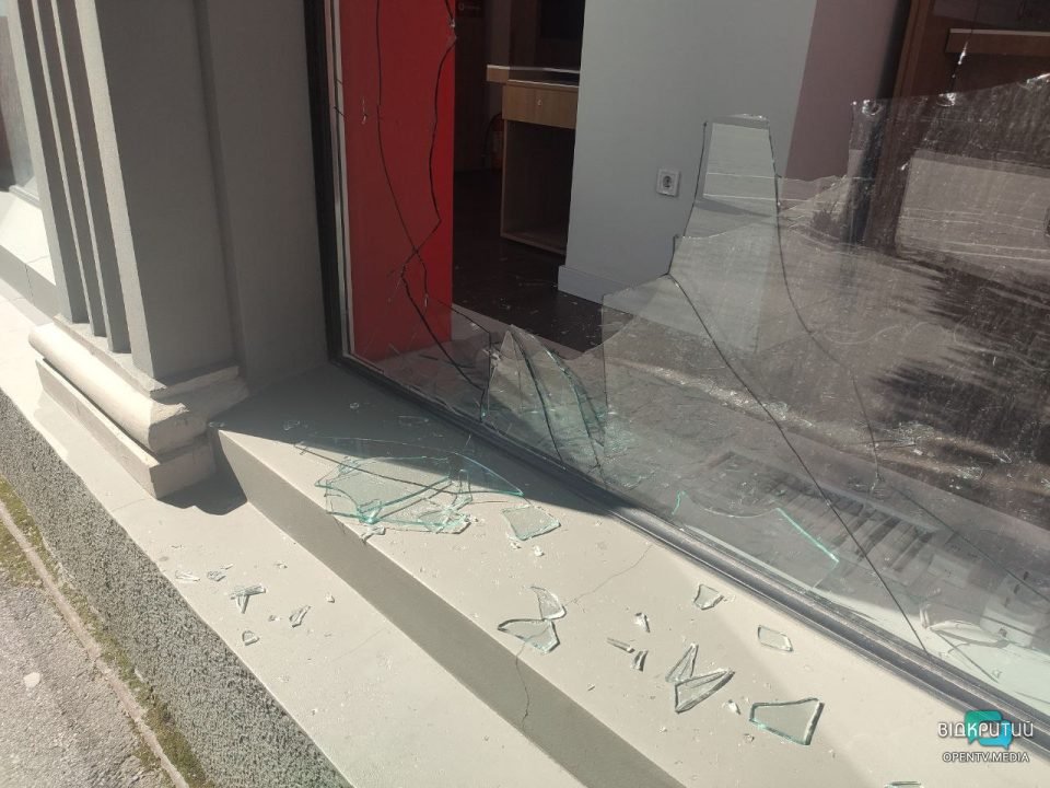 В центре Днепра неизвестные разбили стекло в магазине техники - рис. 3