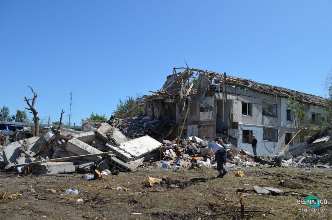 Последствия ракетного удара российских оккупантов по пригороду Днепра - рис. 3