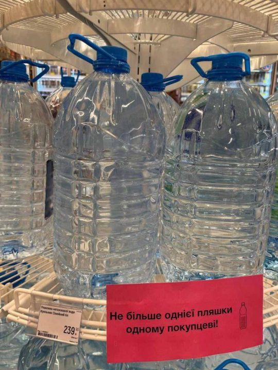 Вирішили нажитися після руйнування ГЕС: у Кривому Розі продають питну воду в п'ять разів дорожче - рис. 1