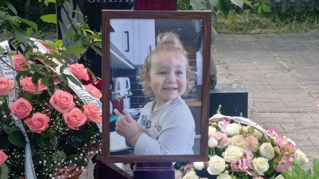 Подгородное простилось с 2-летней Лизой, погибшей от ракеты россиян - рис. 2