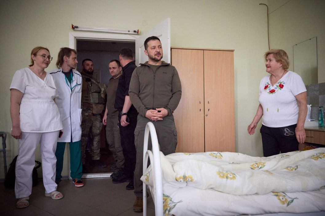 Російські окупанти обстрілюють місця евакуації у Херсоні: є постраждалі