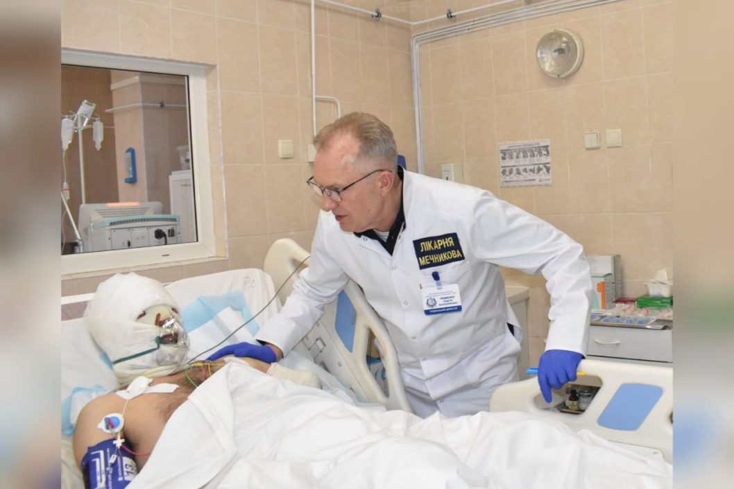 Дніпровські медики врятували бійця, котрий ледь не загинув у боях під Бахмутом