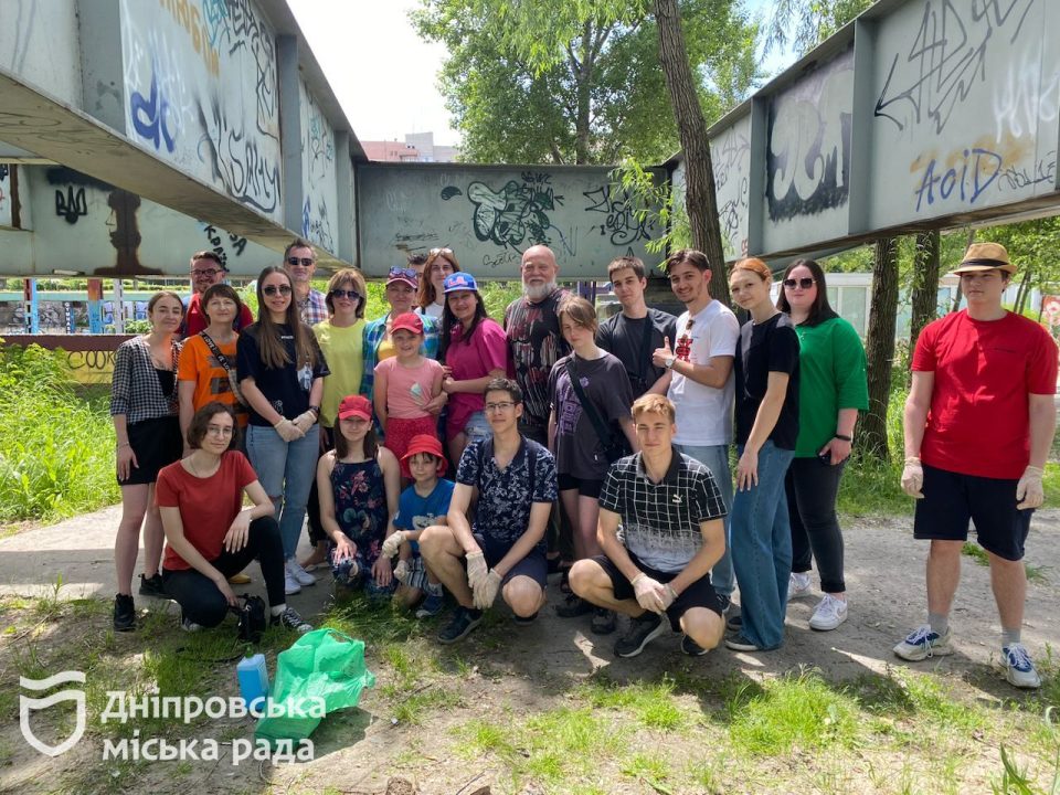 Молодь Дніпра разом з екологами організували прибирання прибережної зони - рис. 6