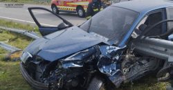 В пригороде Днепра автомобиль влетел в отбойник: водителя и пассажира госпитализировали в больницу - рис. 8