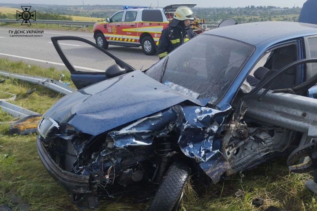 У передмісті Дніпра автівка влетіла у відбійник: водія та пасажира госпіталізували до лікарні - рис. 1