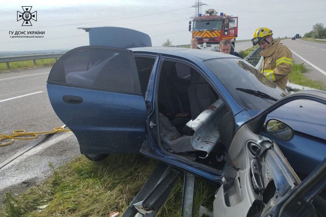 У передмісті Дніпра автівка влетіла у відбійник: водія та пасажира госпіталізували до лікарні - рис. 2