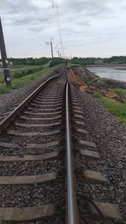На Никопольщине в результате подрыва Каховской ГЭС просел участок с железнодорожным полотном - рис. 1