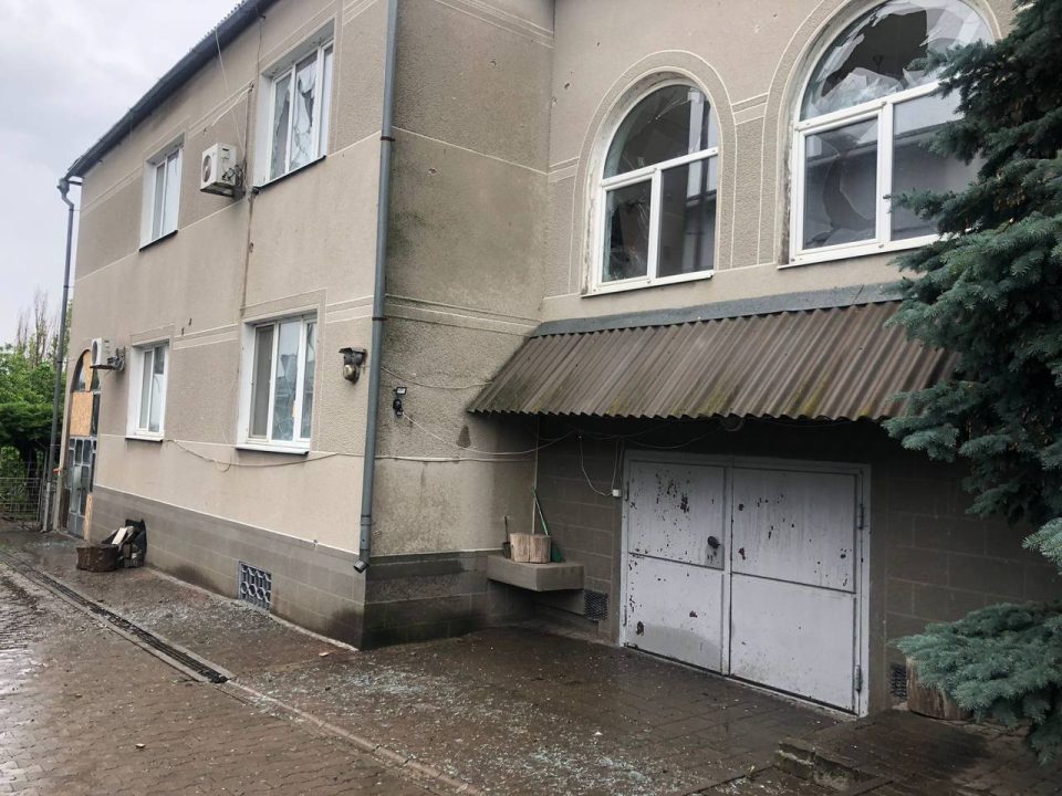 Российские оккупанты обстреляли Никополь: повреждено медицинское учреждение, общежитие и частные дома - рис. 1