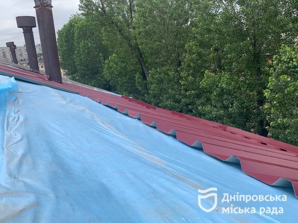 У Дніпрі за зверненням громадян ремонтують дах будівлі на проспекті Петра Калнишевського