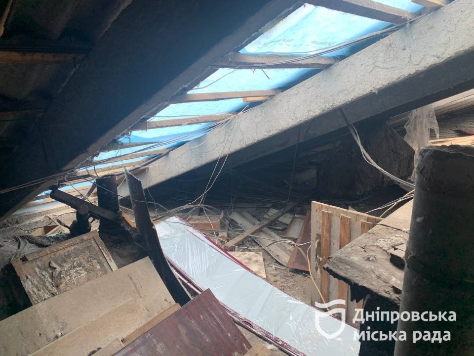 У Дніпрі за зверненням громадян ремонтують дах будівлі на проспекті Петра Калнишевського