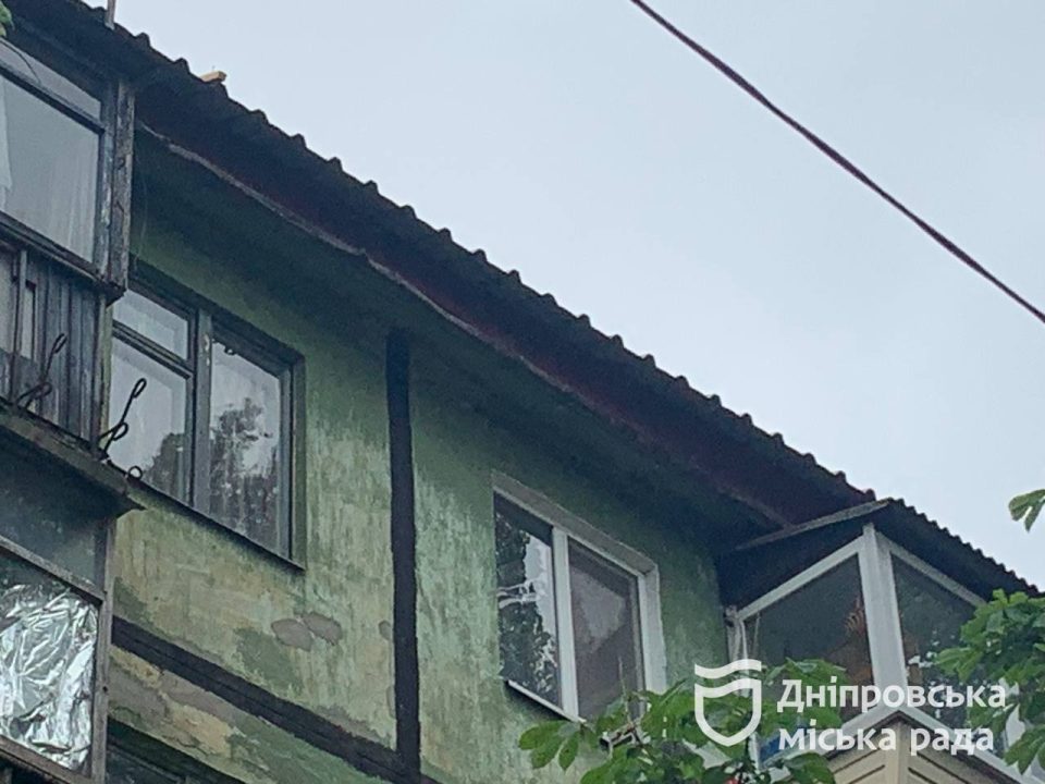У Дніпрі за зверненням громадян ремонтують дах будівлі на проспекті Петра Калнишевського
