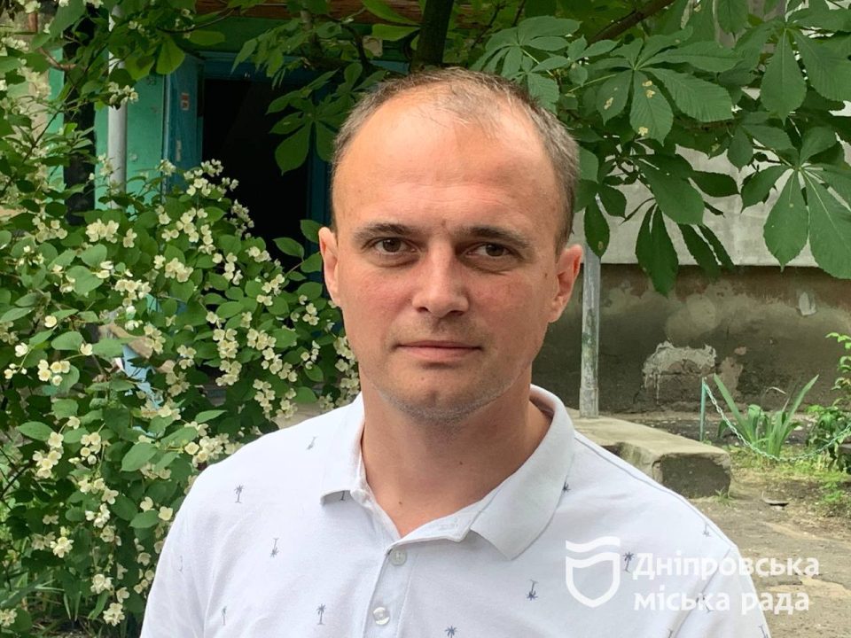 У Дніпрі за зверненням громадян ремонтують дах будівлі на проспекті Петра Калнишевського