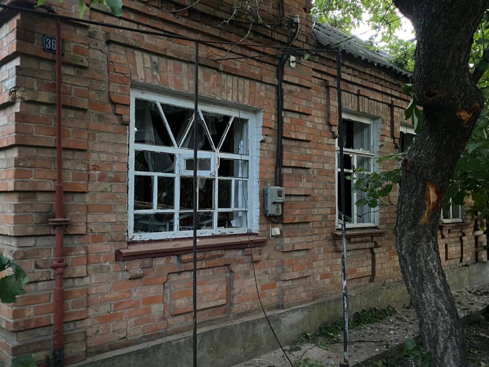 Російські окупанти обстріляли Нікопольщину: пошкоджені житлові будинки - рис. 1