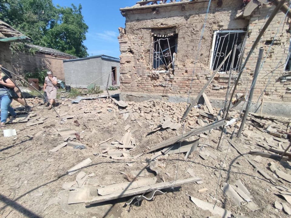 Російські окупанти обстріляли Нікополь: пошкоджені інфраструктурні об'єкти та житлові будинки