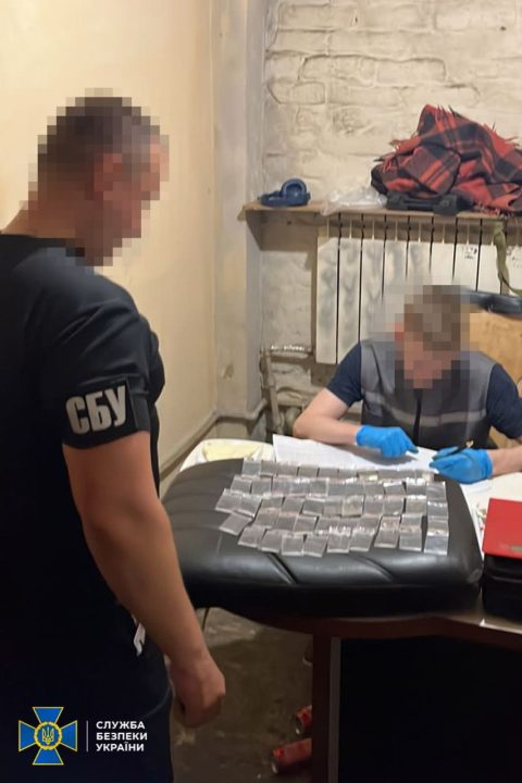 На Дніпропетровщині поліцейські покривали наркозбувачів: подробиці затримання від СБУ - рис. 2
