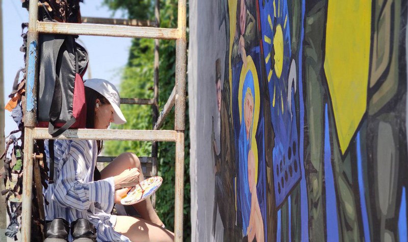 У центрі Кривого Рогу оновлюють патріотичний мурал 