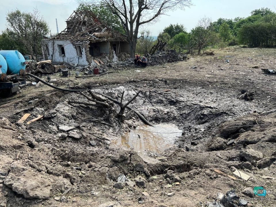 Десятки пошкоджених будинків та 11 постраждалих: наслідки ракетного удару по житловому сектору Дніпра - рис. 4