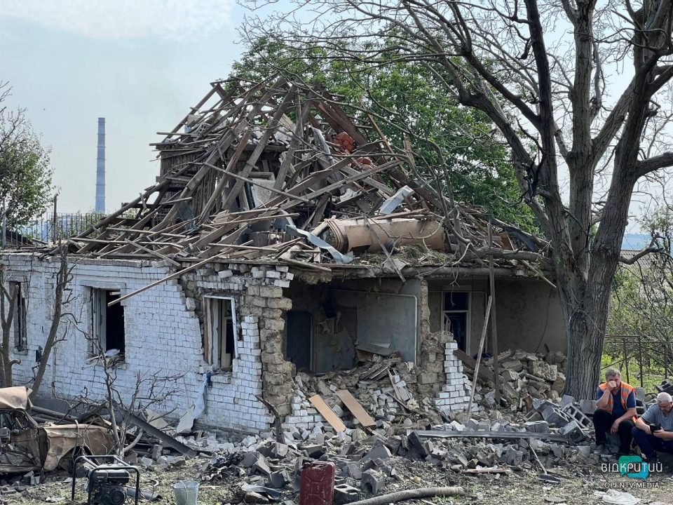 Десятки пошкоджених будинків та 11 постраждалих: наслідки ракетного удару по житловому сектору Дніпра - рис. 2