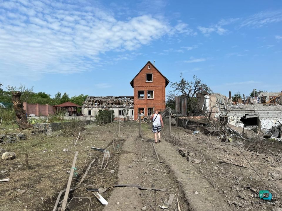 Десятки пошкоджених будинків та 11 постраждалих: наслідки ракетного удару по житловому сектору Дніпра - рис. 6