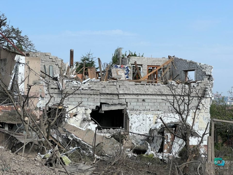Десятки пошкоджених будинків та 11 постраждалих: наслідки ракетного удару по житловому сектору Дніпра - рис. 1
