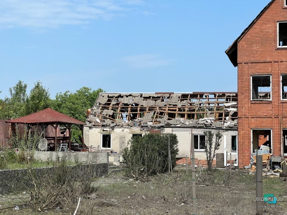 Десятки пошкоджених будинків та 11 постраждалих: наслідки ракетного удару по житловому сектору Дніпра - рис. 7