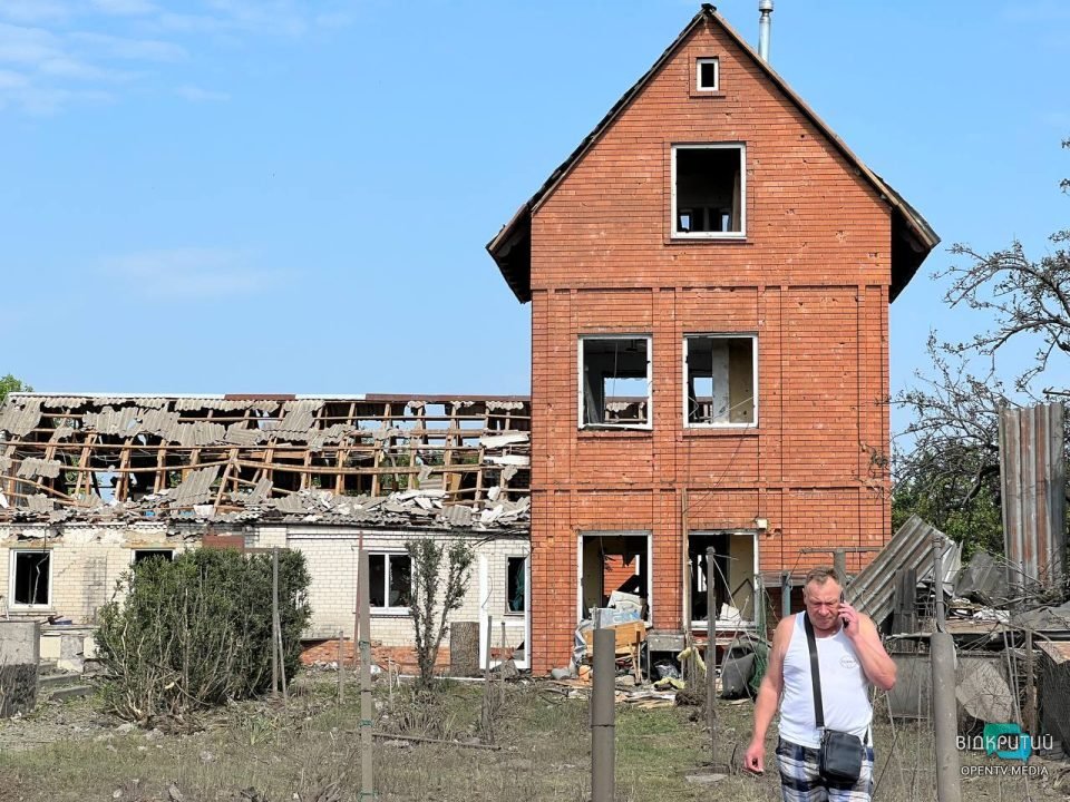 Десятки пошкоджених будинків та 11 постраждалих: наслідки ракетного удару по житловому сектору Дніпра - рис. 8