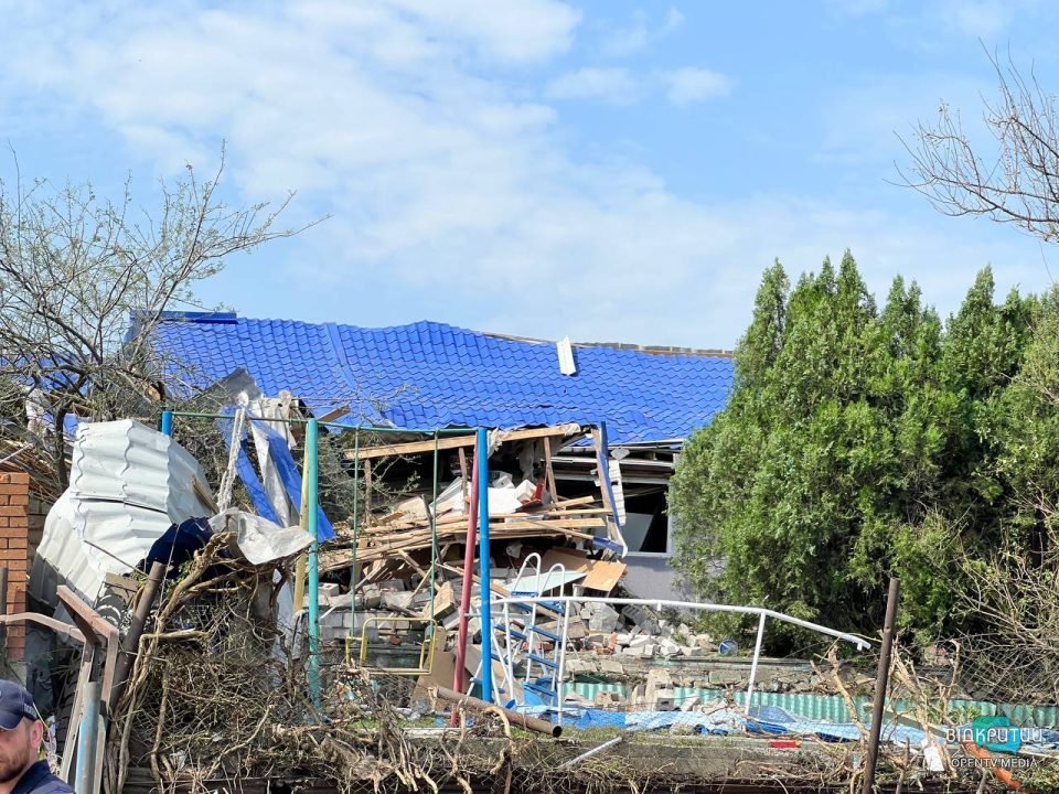 Десятки пошкоджених будинків та 11 постраждалих: наслідки ракетного удару по житловому сектору Дніпра - рис. 9