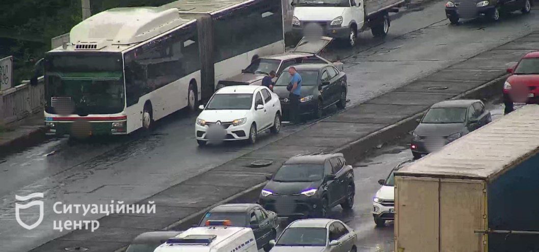 Тріо на дорозі: у Дніпрі на проспекті Слобожанському сталася ДТП