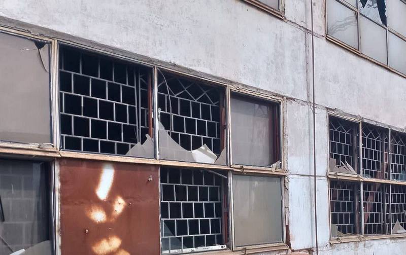 Окупанти з важкої артилерії обстріляли приватне підприємство у Нікополі: є загиблі