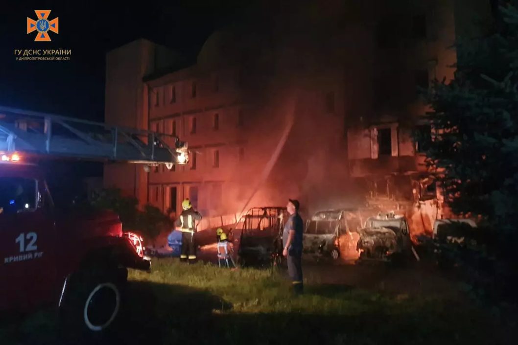 На Дніпропетровщині сталася масштабна пожежа: згоріли 5 мікроавтобусів - рис. 2