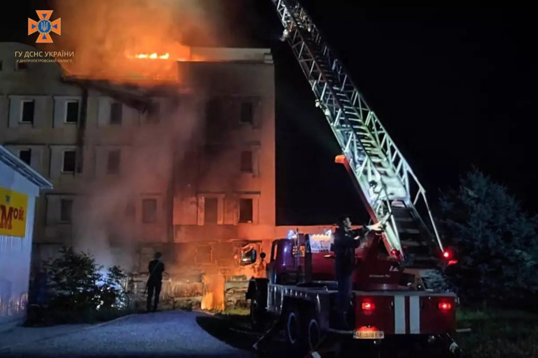 На Дніпропетровщині сталася масштабна пожежа: згоріли 5 мікроавтобусів - рис. 1