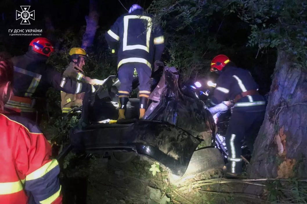 Водій Subaru не впорався з керуванням та врізався в дерево: подробиці смертельної аварії у Дніпрі