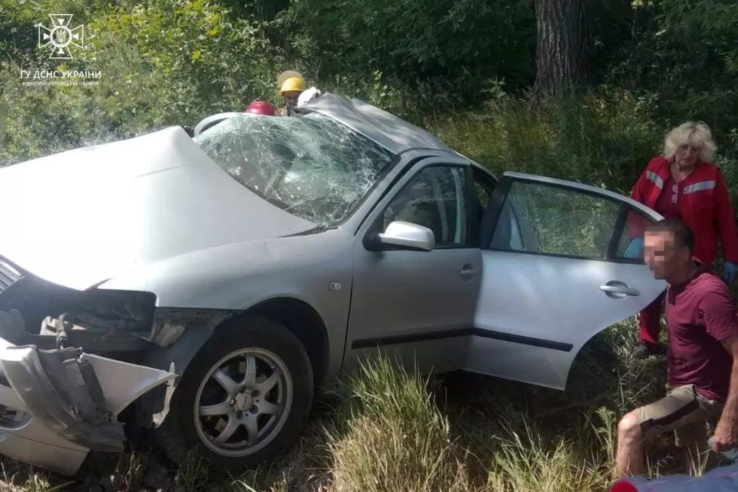 На Дніпропетровщині автівка зіткнулася з мікроавтобусом: є загиблі та постраждалі