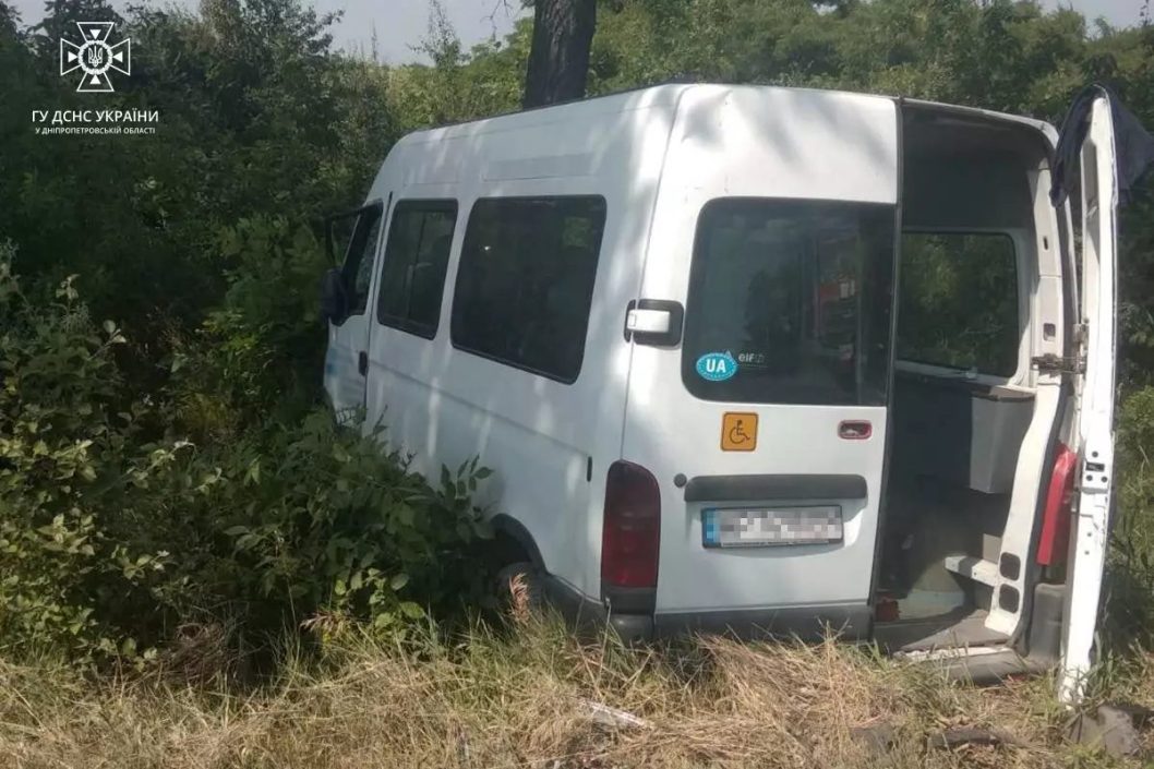 На Дніпропетровщині автівка зіткнулася з мікроавтобусом: є загиблі та постраждалі