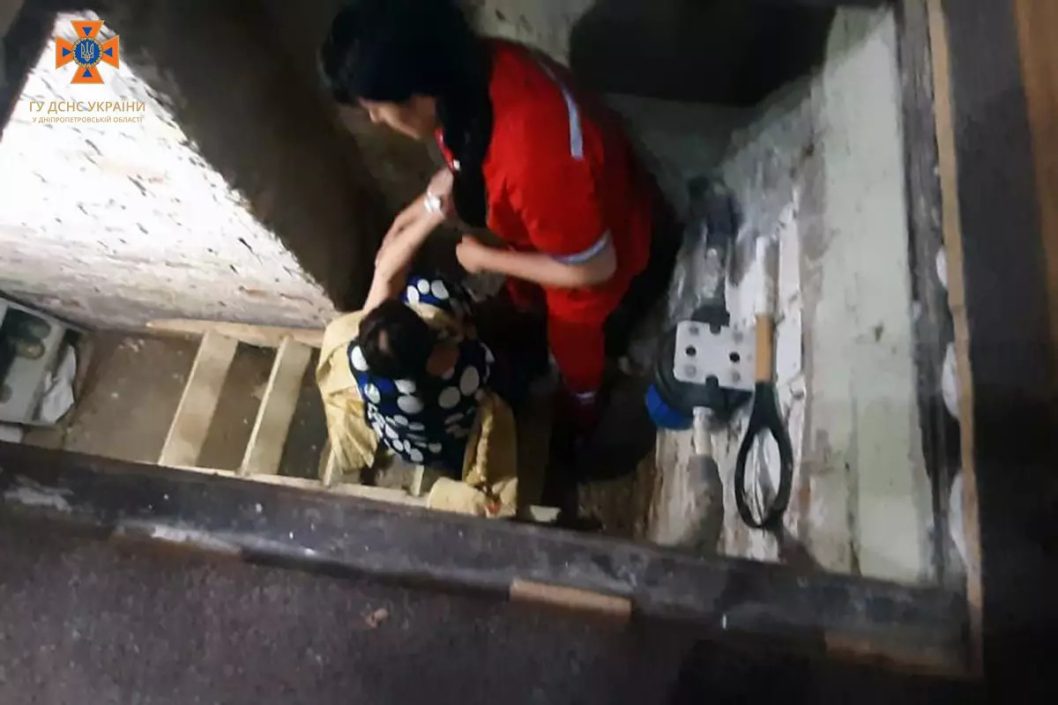 Впала у півтораметровий погріб та травмувалася: на Дніпропетровщині врятували жінку