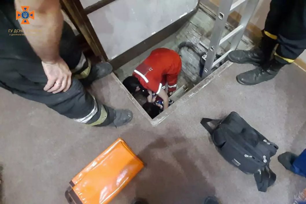 Впала у півтораметровий погріб та травмувалася: на Дніпропетровщині врятували жінку