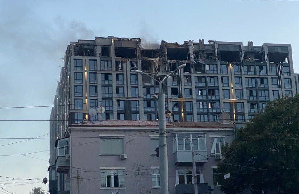 Російські окупанти поцілили у багатоповерхівку та будівлю СБУ в Дніпрі - Зеленський