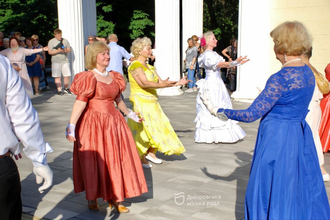 У Дніпрі влаштували літній бал для учасників «Університету третього віку» - рис. 6