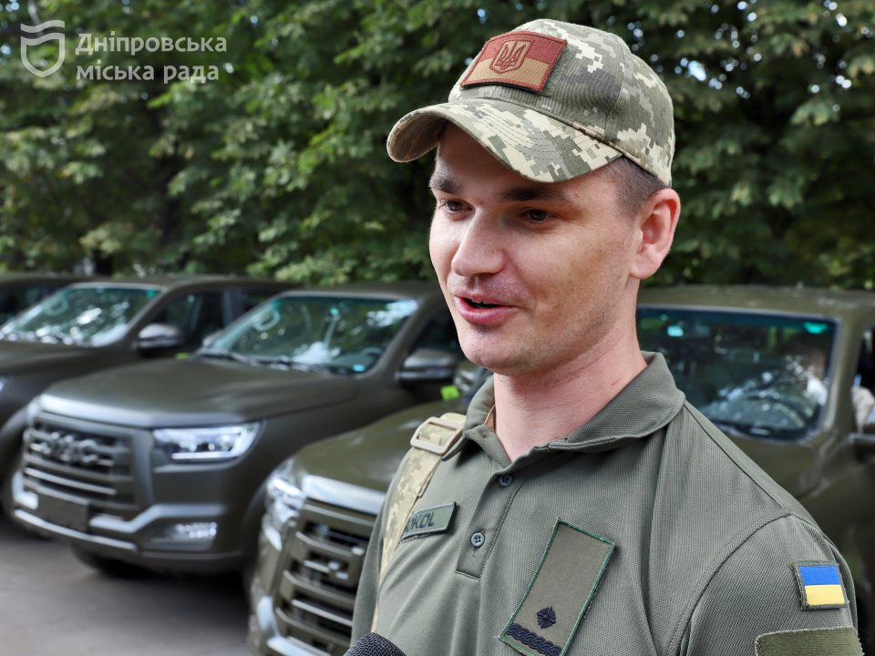 Дніпро надіслав нову партію гуманітарної допомоги для ЗСУ: вантажівки, пікапи та дрони