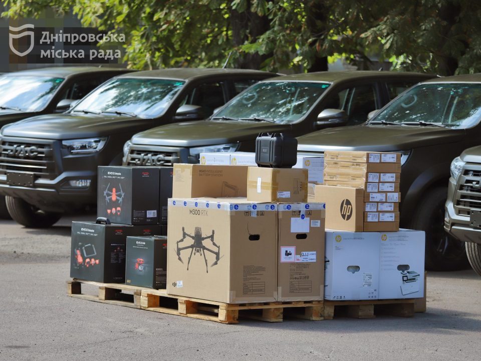 Днепр направил новую партию гуманитарной помощи для ВСУ: грузовики, пикапы и дроны - рис. 1