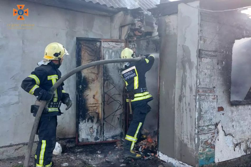 У селищі під Дніпром внаслідок пожежі постраждали чоловік та дитина - рис. 1