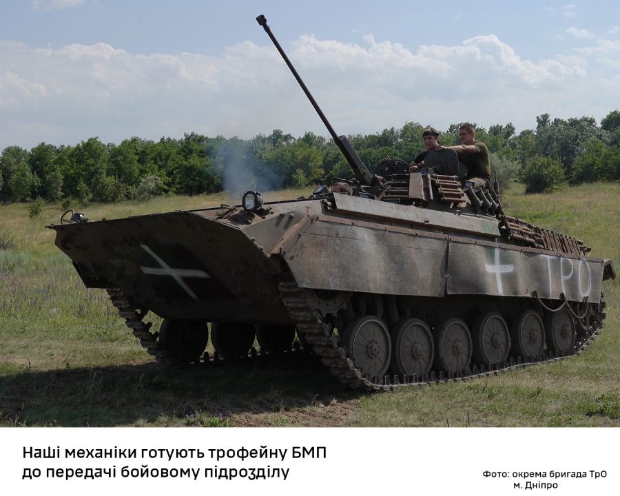 Бойцы Днепровской бригады ТрО обновили трофейную бронированную машину - рис. 1