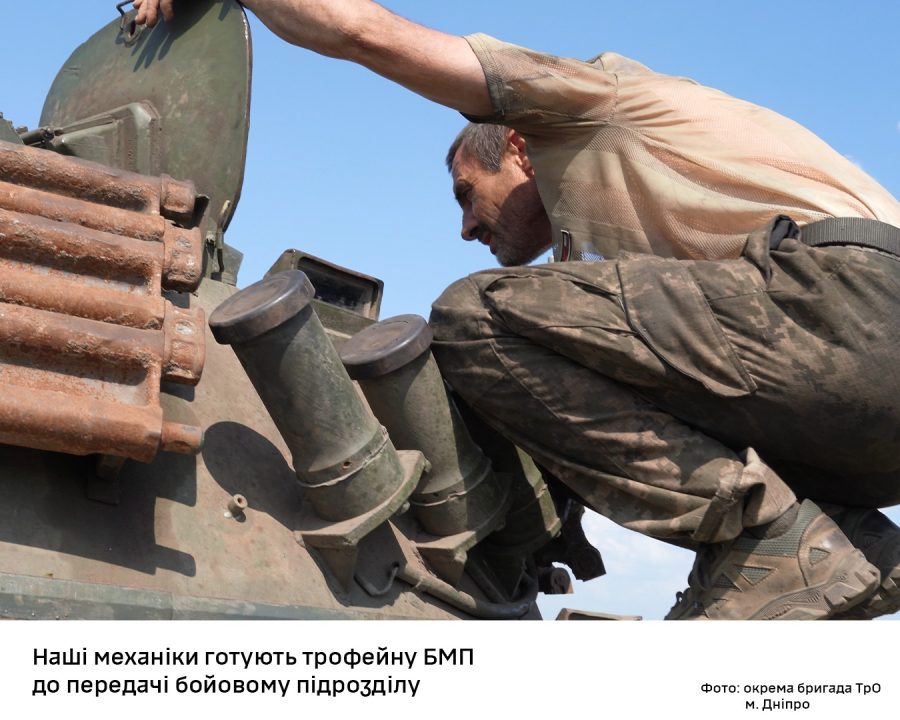 Бойцы Днепровской бригады ТрО обновили трофейную бронированную машину - рис. 2