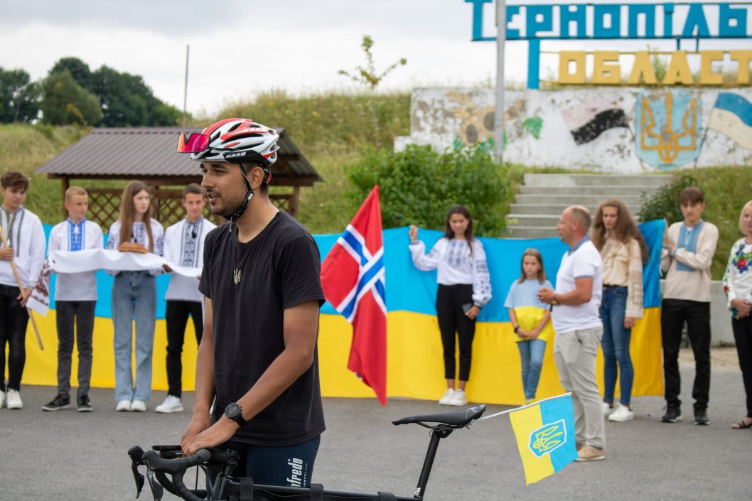 Мэр норвежского города 11 дней ехал в Украину на велосипеде и собрал полмиллиона гривен для ВСУ - рис. 2