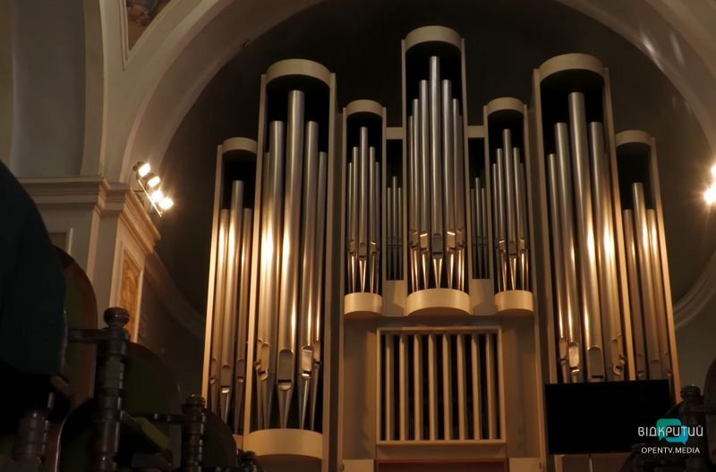 Неповторне звучання унікального інструменту: як у Дніпрі з'явився 12-тонний механічний орган