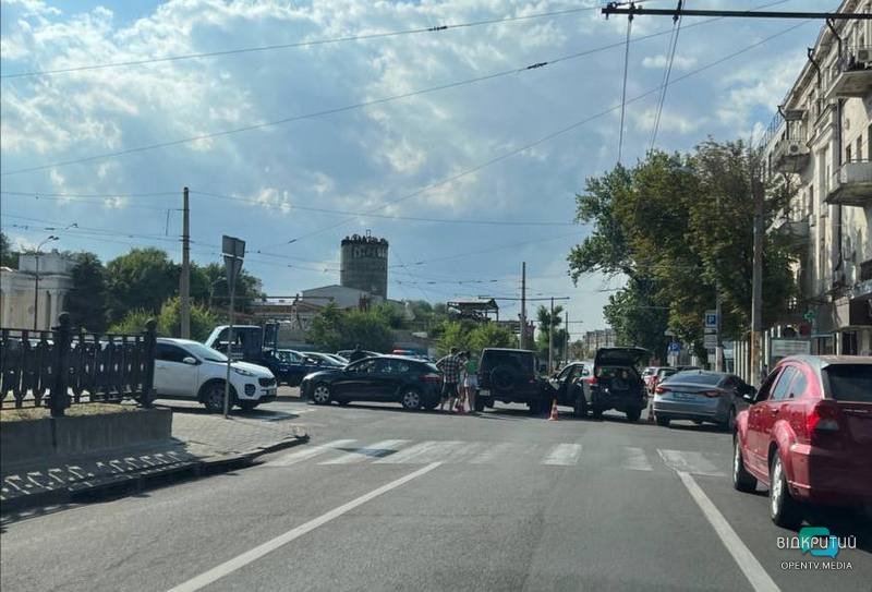 ДТП паралізувала рух транспорту у середмісті Дніпра: подробиці аварії